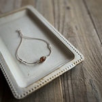 小さな天然石のプチマクラメブレスレット(サンストーン)