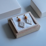 木と刺繍の耳飾り【花】