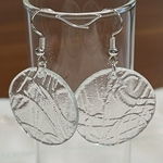 昭和レトロガラス「菊」の丸いピアス