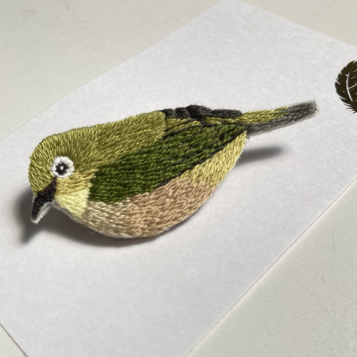 手刺繍ブローチ[小さな野鳥/メジロ] - ぷすぱす＊刺繍小物 | minne