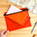 A5が入る軽いコーデュラナイロンフラットポーチ　マチありスクエアポーチ　旅行用　着替え　大容量　横長　バッグインバッグ　オレンジ　差し色