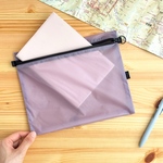 A5が入る軽いコーデュラナイロンフラットポーチ　マチありスクエアポーチ　旅行用　着替え　大容量　横長　バッグインバッグ　薄紫・ラベンダー　差し色