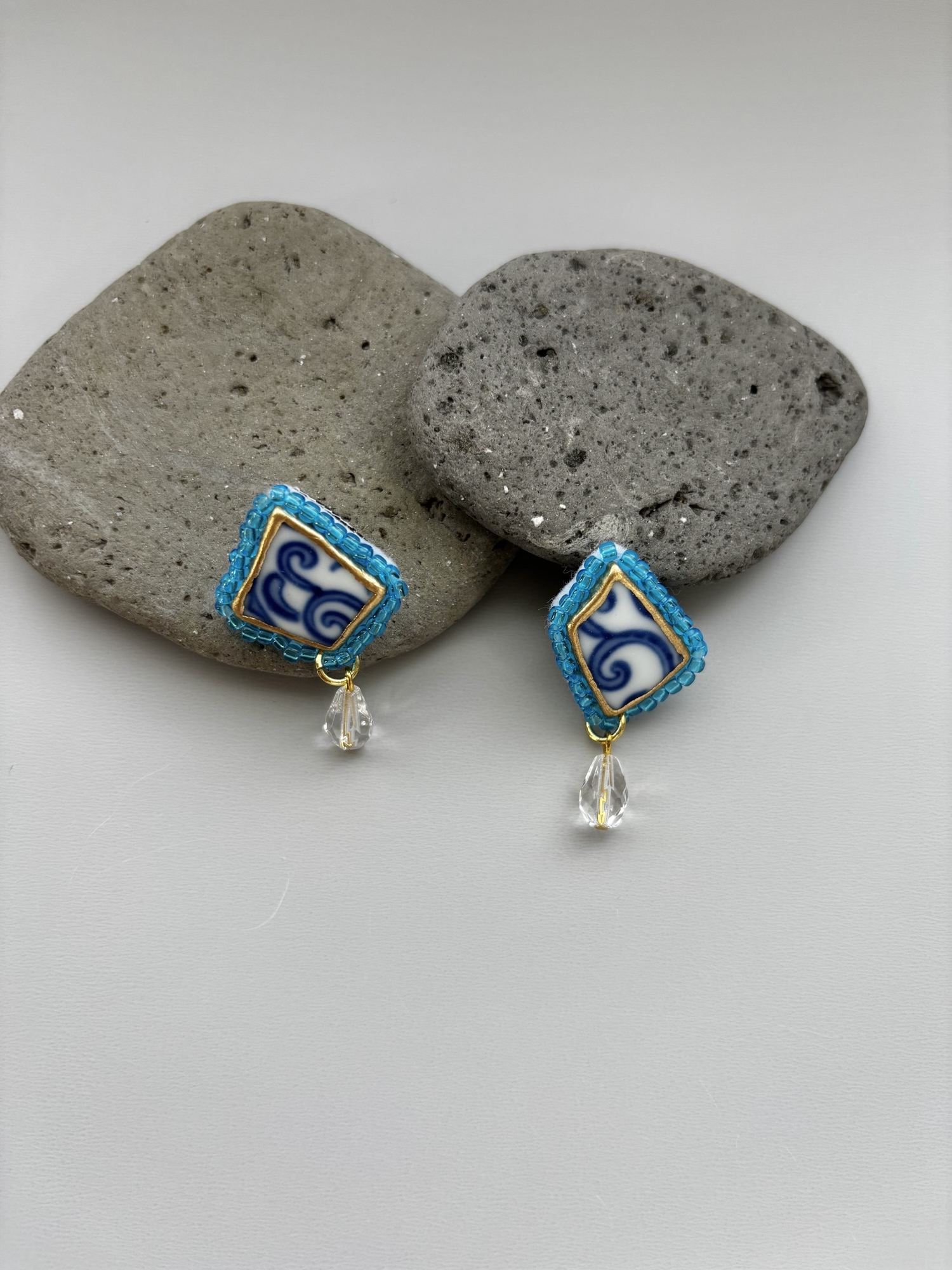 淡いブルーと亀甲柄 シー陶器×金継ぎ イヤリング・ピアス