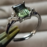 一点物・リング》B天然ルードヴィッヒアイトインペリドット　石の形：レクタングルカット　縦8mm×横5mm/silver925製ロジウムコーティング仕様【El-Shade】