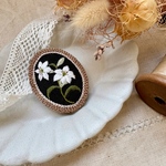 再販⚘7月の草花⚘カサブランカの刺繍ブローチ