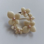 ベージュ色の紫陽花ブローチ