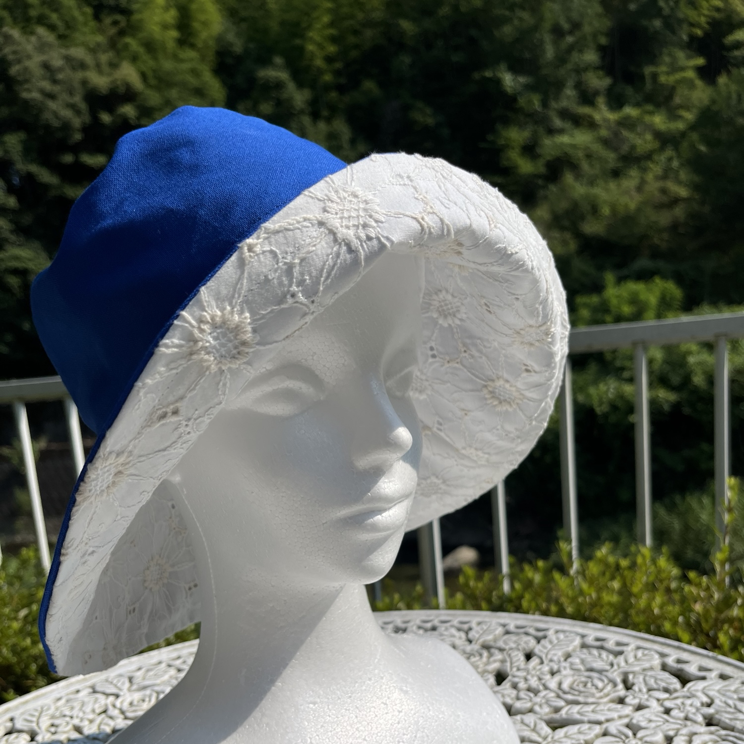 新色　ロイヤルブルー色帽子　夏　マーガレット刺繍生地　帆布生地　ツバ長　ゆったりと　紫外線対策　日差し対策　UV対策アイテム