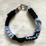 パラコード　スマホ　ハンドストラップ　ハンドメイド　ブラック×ブルー