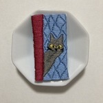覗き込む猫の刺繍ブローチ