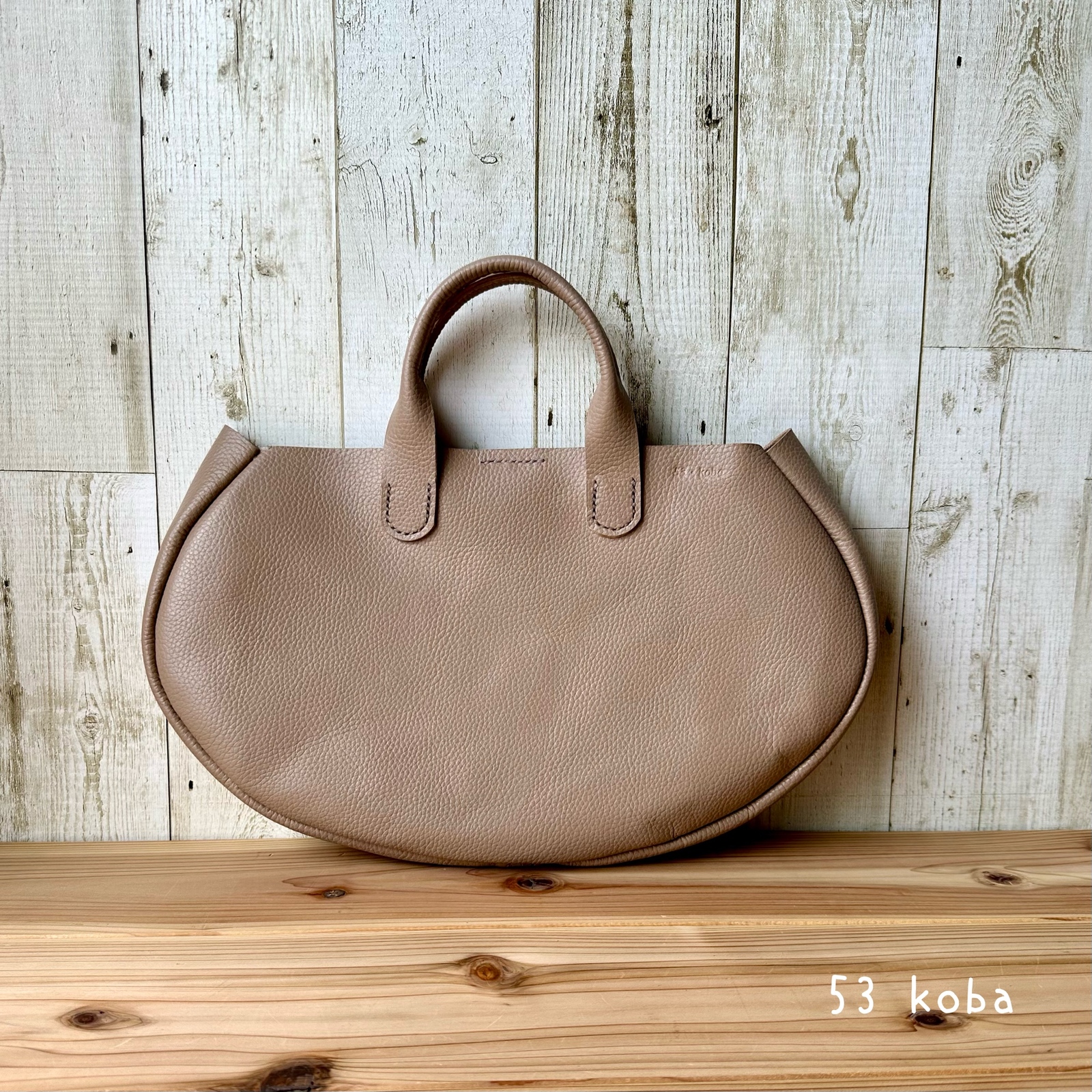 まぁーるくって コロッとして かわいいレザーバッグ シボ革 グレージュ