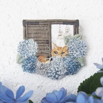 紫陽花が咲く窓辺の猫ブローチ