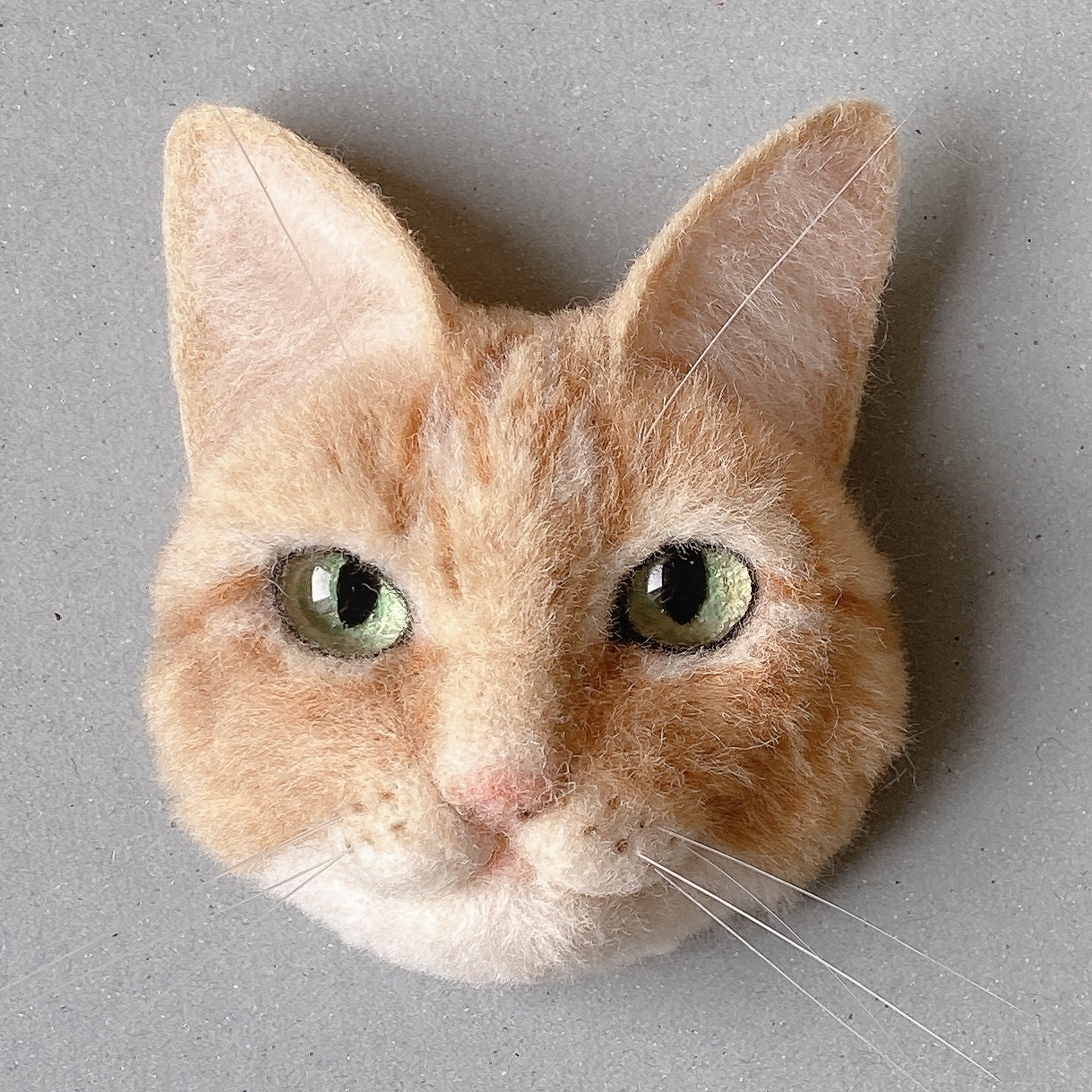 羊毛フェルト猫 キジ白 ネコ ねこ 猫ブローチ ペット - サイトウ ツナ