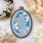 【夏のリースの刺繡フレーム水色】大切な方への贈り物やご自分用に♡オイルパステルで描いた手作りのカード付き。インテリアに刺繡の彩りを。