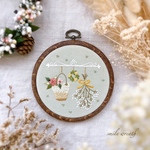 【カゴバックとかすみ草ブーケの刺繡フレーム薄緑】大切な方への贈り物やご自宅用に。オイルパステルで描いた手作りのカード付き。おうち時間を優しく彩る刺繍インテリア。