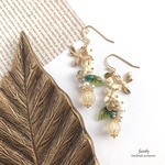 【1点物】ミツバチ誘う。小さなフラワーチェコビーズのボタニカルピアス・イヤリング　チェコビーズと淡水パールのアクセサリー