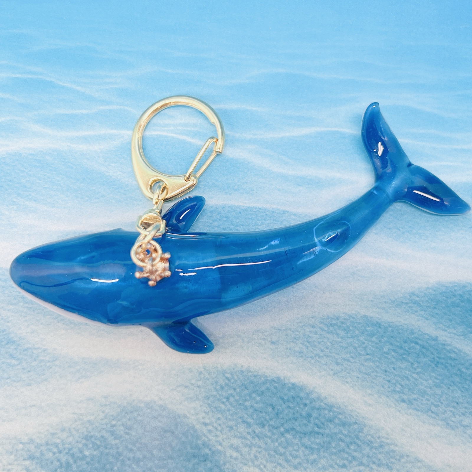 ☆海の仲間☆イルカのサーフボード　レジンキーホルダー　ハンドメイド ☆海の仲間☆イルカのサーフボード レジンキーホルダー