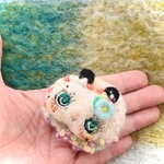 しっかり者の　パンダ小町ちゃん羊毛フェルトブローチ