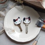 ☆端材で制作 【三毛猫キーカバー２個セット】【黒麻糸】手描き染色◆訳あり◆リデュース品