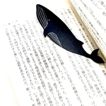 《再販》少し大きめのクジラの本革ブックマーカー　ジャスティスブルー　しおり