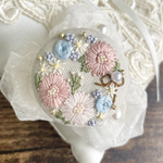 刺繍ブローチorヘアゴム✳︎ガーベラとミモザのリースsweet summer