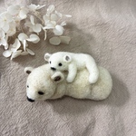 羊毛フェルト　動物親子ブローチ　〜おネムなしろくま親子
