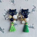 黒猫　キラキラビーズ×アシンメトリーグリーンタッセルピアス　猫イヤリング フィッシュボーン