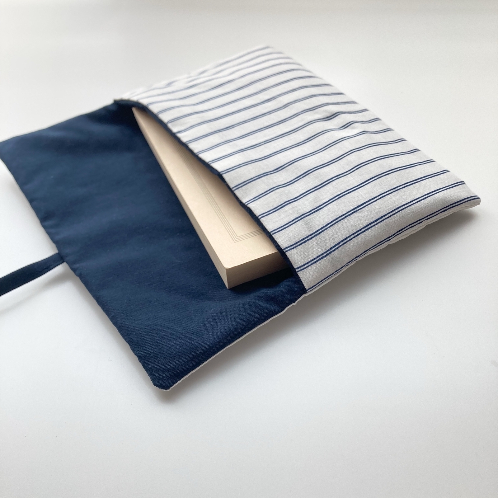 ストライプのブックポーチ chic ふわふわ 文庫本 単行本 ブックカバー