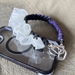 さわやかで涼しげなオフホワイトのオーガンジーフリル❤️ブラック×パープルを甘口ガーリーにしたハンドストラップ❤️軽量、水ぬれOK✨