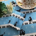【本日のお買い得】両面どっちも可愛い❤️25×35ランチョンマット( ネコとピアノ)ブルー