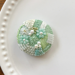 ビーズ刺繍くるみボタン（ヘアゴム/ブローチ）