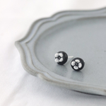 セラミックの小粒カメオピアス(黒)