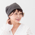 ふわっと包まれる 癒しキャップ　ケア帽子 チャコール✖️ピンク　優しい リラックス ふわふわガーゼ 入院帽子　プレゼント　オプションブローチ リバーシブル