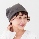 ふわっと包まれる 癒しキャップ　ケア帽子 チャコール✖️ピンク　優しい リラックス ふわふわガーゼ 入院帽子　プレゼント　オプションブローチ リバーシブル