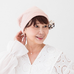 ふわっと包まれる 癒しキャップ　ケア帽子 ピンク✖️チャコール 優しい リラックス ふわふわガーゼ 入院帽子　プレゼント　オプションブローチ リバーシブル