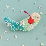 クリームソーダなラッコの手刺繍ブローチ