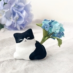 紫陽花を届けにきた猫〜ちいさな癒しをお届けに〜 ハチワレ白黒猫