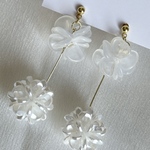 フラワー　クリア　マット　花びらピアス　花びらイヤリング　お花のピアス　クリアフラワー　フラワーモチーフホワイト　ブライダル　結婚式　ブライダルアクセサリー　ブライダルピアス　大人かわいい　大人可愛い