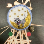 猫刺繍ブローチ　月の上から星を眺め中