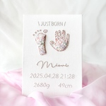 【展示用】"手形足形刺繍"　リバティと手刺繍で紡ぐオーダーメイドのバースボード／優しい色味とぷっくり手足形で 今しかない”愛おしい瞬間”をカタチに／手形刺繍／足形刺繍