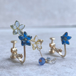  "一目惚れデザイン" 青のアシンメトリーピアス　揺れる　　花　青　クリア　小粒　イヤリング　ご褒美　ブルー　春　
