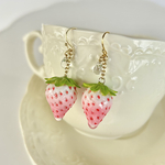 雫したたる白いちごのピアス／イヤリング