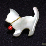 【再入荷】可愛い子猫*天然白蝶貝*赤珊瑚（染め） 帯留め