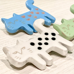 『保護猫支援グッズ』カラフル猫の陶器ブローチ　白猫