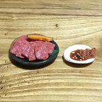 『焼肉大好き♪』●焼く前の肉・タレに点けた肉●ミニチュアフード ２個セット