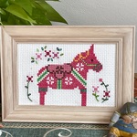 北欧の刺繍フレーム　幸せを呼ぶ馬の刺繍　ダーラナホースの刺繍