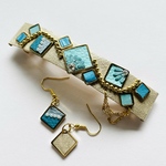 レザー 本革 ステンドグラスバレッタとピアスのセット 発表会 モザイク ゴールド レース リボン パール ビーズ ブルー 花 フラワー ブルー 青 ターコイズ 水色 アンティーク インド刺繍 フレーム