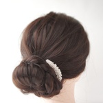 ヘアコーム 〔 白桜・三日月型〕  桜 さくら つまみ細工 ヘアアクセサリー 髪飾り  白色 ホワイト 和装 着物 おしゃれ 和モダン コームかんざし 簪 結婚式 お呼ばれ 春の花