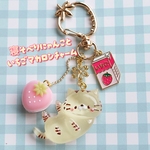 完成品🐱寝そべりにゃんこといちごマカロンチャーム