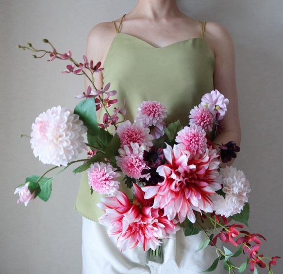 おしゃれ花嫁に人気のニュアンスカラーを細かく束ねたアーティ