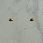 エチオピアオパールの丸ピアス／小粒4ミリ／シンプルピアス／10月誕生石／サージカルステンレス／つけっぱなしOK